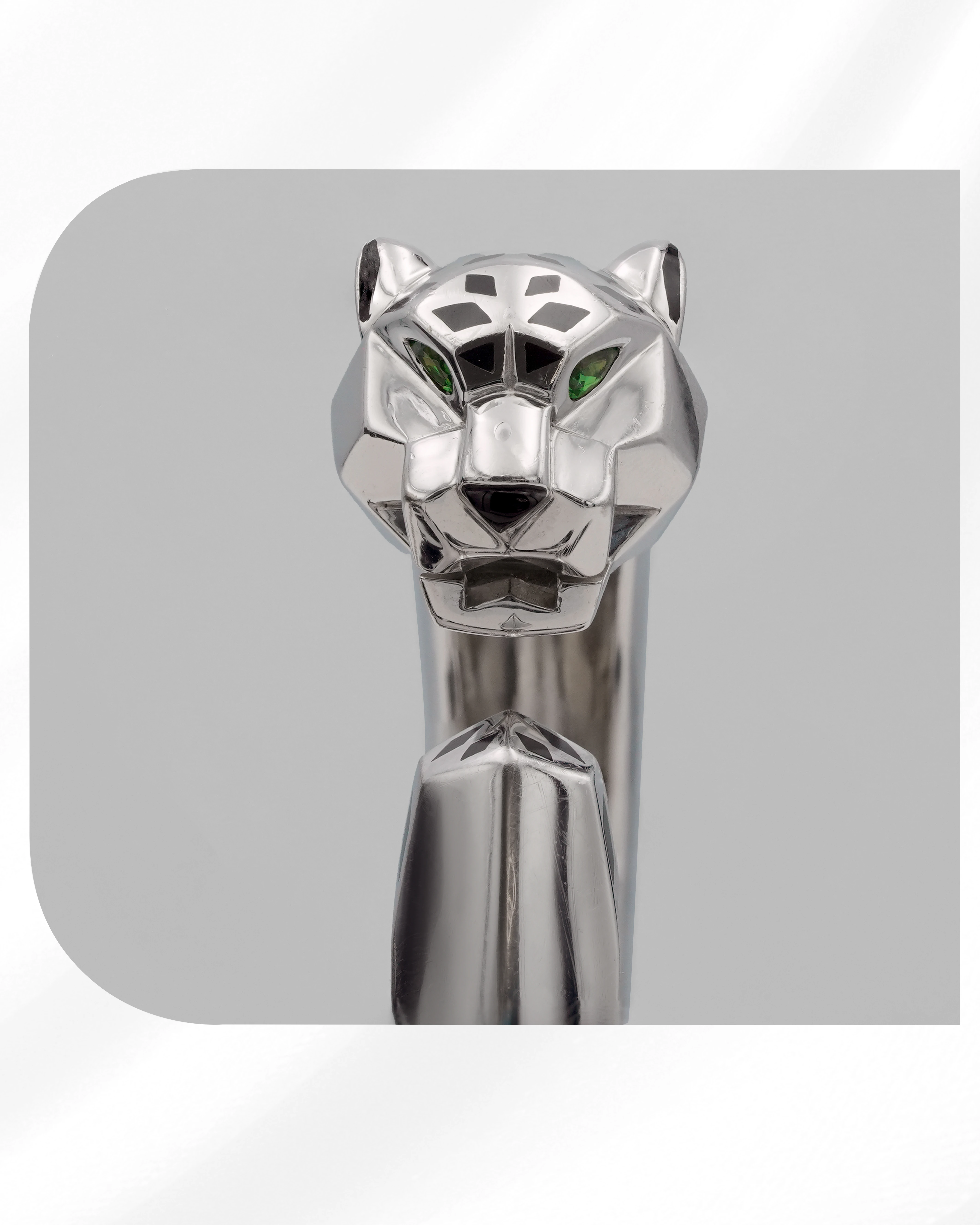 Cartier Panthère bangle with emerald eyes and onyx accents, set in 18K white gold